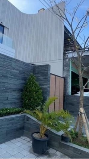 Rumah itu mengusung konsep modern.