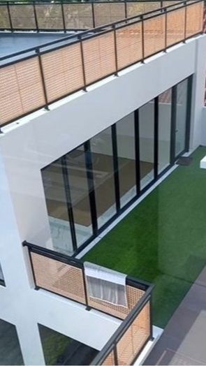 Tampak rumah modern itu dikelilingi dengan kaca transparan, khas rumah mewah zaman sekarang.