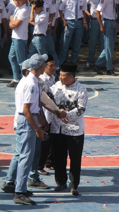 Hari Guru Terakhir di Sekolah, Murid Beri Kejutan Sampai Guru Penuh Air Mata