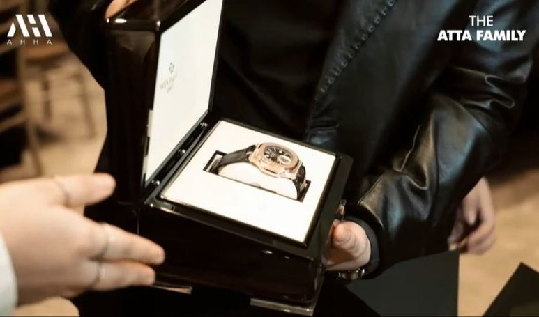 Aurel memberi kado jam tangan