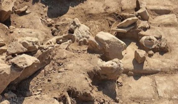 Banyak artefak arkeologi lainnya yang ditemukan dalam penggalian di Philippi, Yunani. Kota ini didirikan pada tahun 356 SM oleh Raja Makedonia, Philip II, di situs koloni Thasian Crenides dekat pesisir Laut Aegea.
