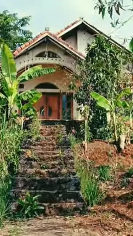 Begini tampak depan rumah Isye Sumarni yang terbengkalai.