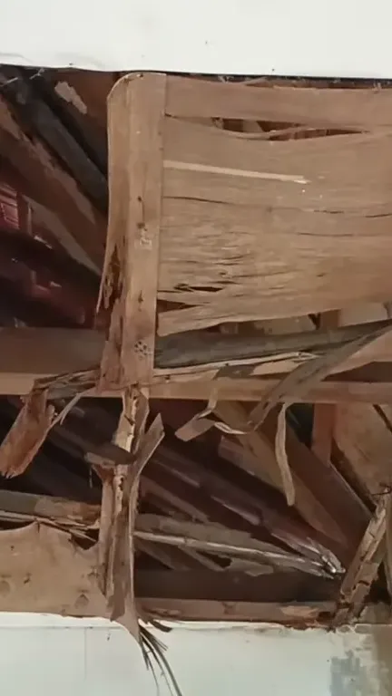 Beberapa bagian rumah kerusakan. Plafon rumah di beberapa titik tampak bolong.