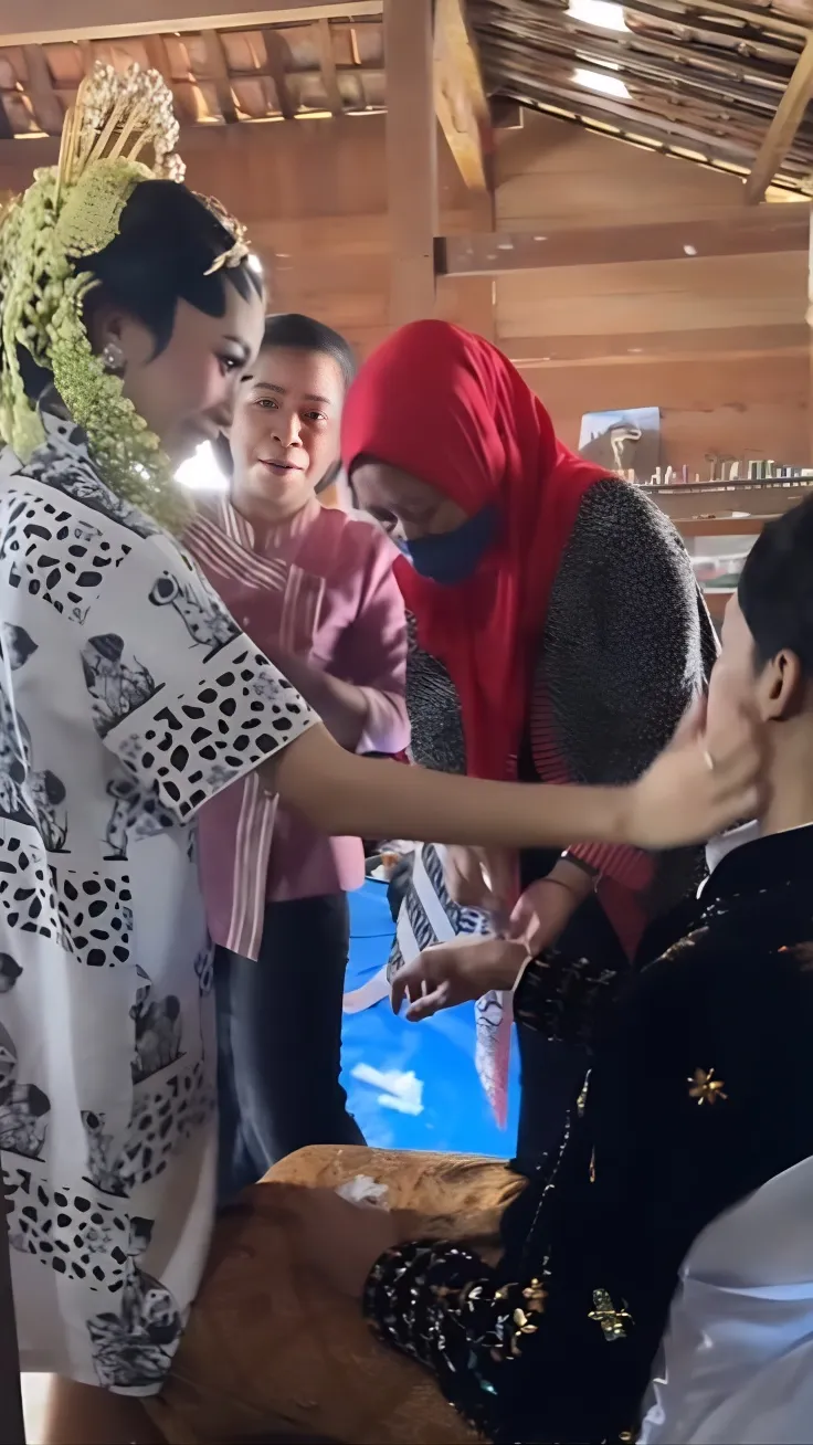 Aksi Pengantin Wanita yang Seorang MUA, Dandani Suami Sendiri