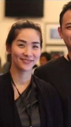 Penampilannya pun selalu cantik dan elegan.