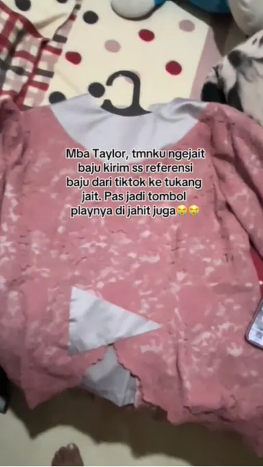 Kocak, Kebaya Ada Hiasan Tombol