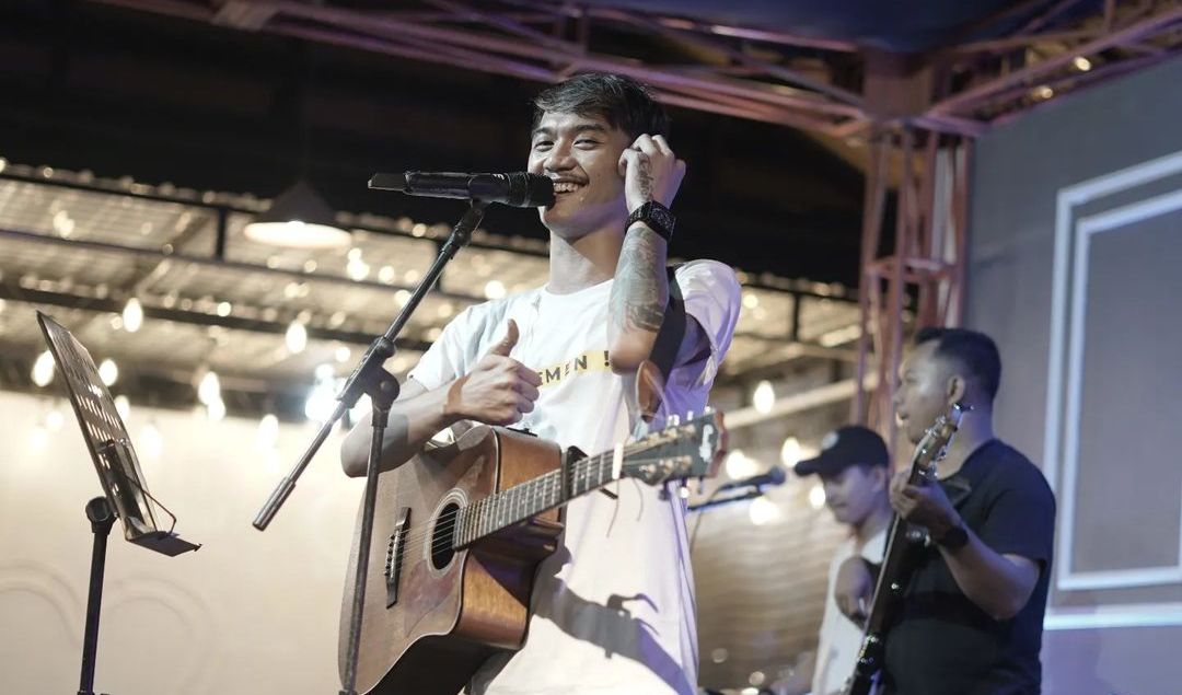 Penyanyi Dangdut Koplo Sedang Beraksi di Acara Budaya Kecamatan Wates