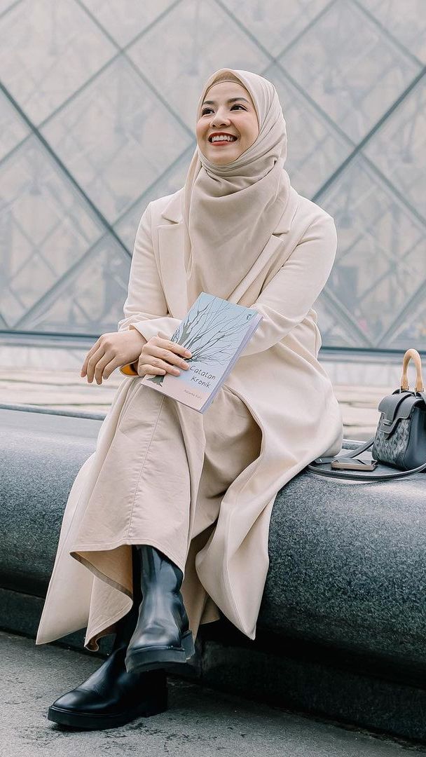 Pada postingan ini Natasha terlihat mengenakan dress katun berwarna krem.
