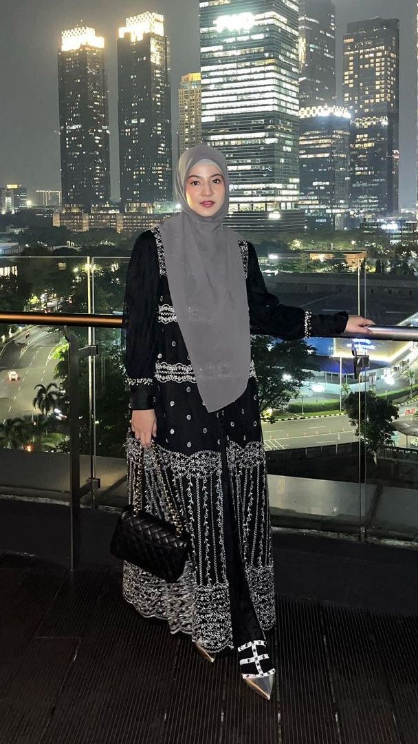 Selanjutnya, Natasha terlihat manis dengan dress hitam dengan aksen bordir putih di bagian luarnya.
