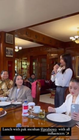 Penampilan Fuji itu mendapat banyak pujian netizen. Selain cantik, Fuji tampak dewasa dan berkelas.