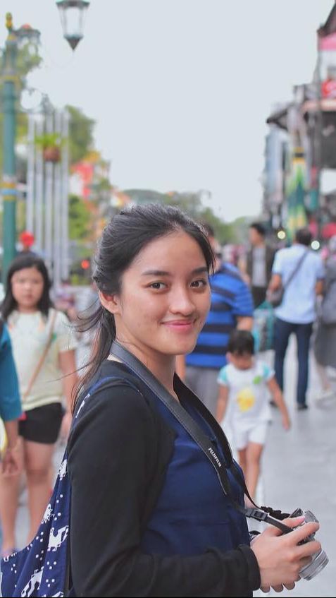 Ia juga telah menyelesaikan pendidik di Universitas Gajah Mada Yogyakarta.