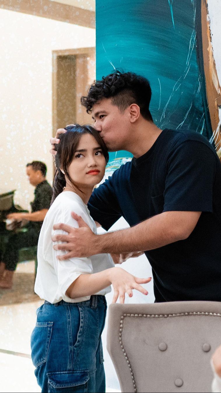 Fuji juga mendapat kecupan mesra di hari ulang tahun dari sang kakak, Frans Faisal.
