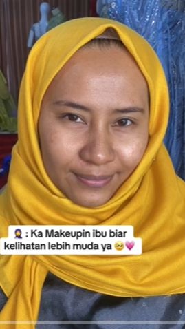 Video yang diunggah akun tiktok@nurhasanah.azarya menunjukkan wajah ibu-ibu yang masih polos tanpa makeup.