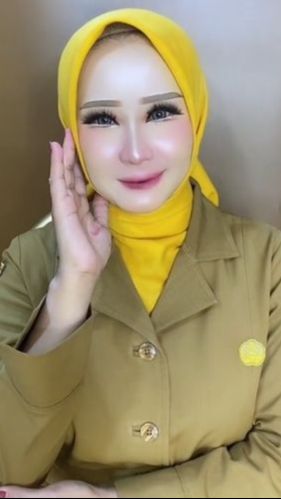 Beginilah hasilnya. Cantik sekali bukan? Wanita ini sontak membuat pangling para netizen.