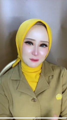Alisnya pun tampak sempurna dan simestris cocok dengan wajahnya yang lancip.