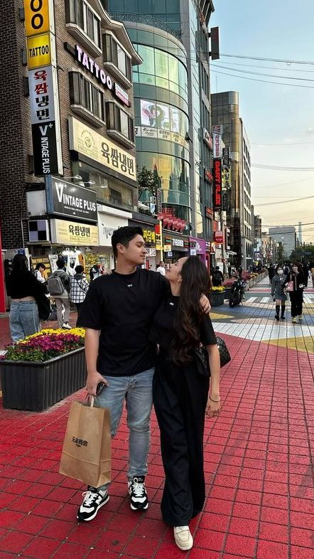 Rizki kini terkenal sebagai pasangan Beby Tsabina setelah aktris tersebut membagikan momen bersama mereka.