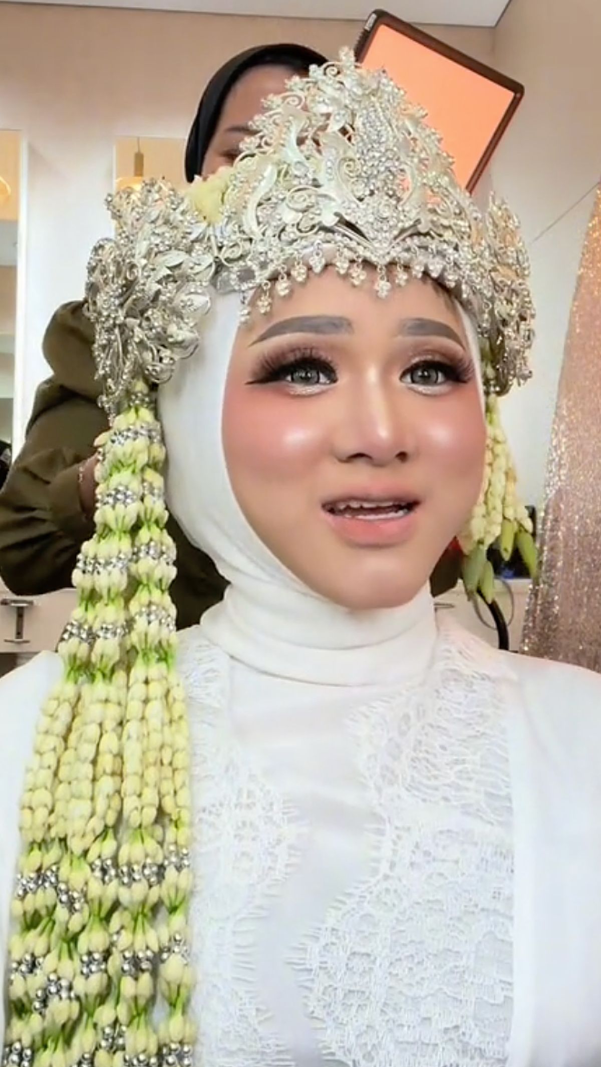 Tingkah Random Pengantin Bikin Ngakak, Warganet: Mood Banget