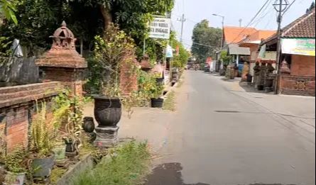 Para warga memakai batu bata merah yang disusun dengan penataan tertentu untuk pagar rumah mereka.