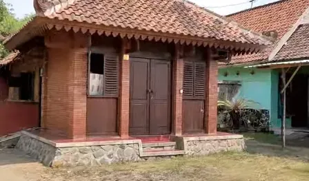 Bentuk pintu dan jendela juga menunjukkan keunikan yang khas.