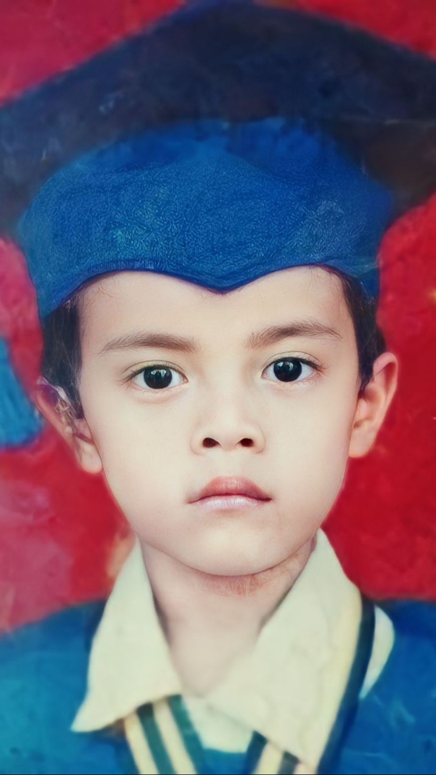Bocah Laki-Laki Pakai Toga Ini Kini Jadi Aktor