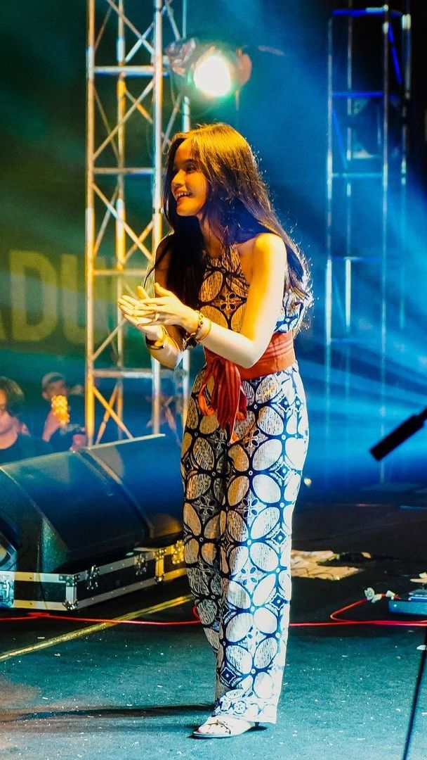 Look 2: Batik dengan Sentuhan Modern