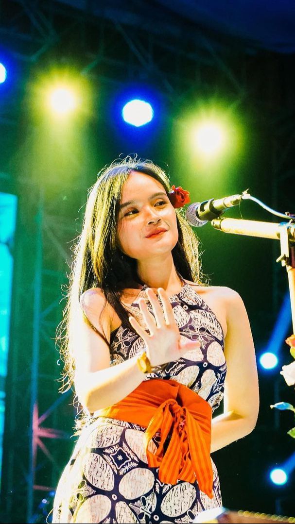 Potret Busana dengan Style Etnik Memikat ala Fanny, Vokalis Soegi Bornean
