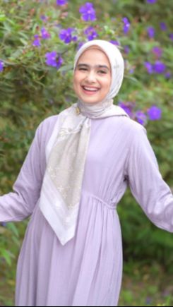 Sebagai istri pejabat, Sonya pun selalu berpenampilan sopan dan elegan.