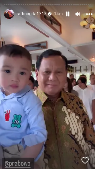 Rayyanza yang hadir bersama Raggi Nagita tampak menggemaskan dengan kemeja.