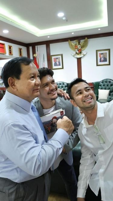 Iko Uwais juga hadir dengan setelan jas abu-abu, ganteng banget!