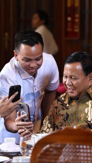 Aan Story tampak hadir dan bercerita santai dengan Prabowo Subianto.