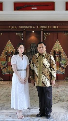 Celine Evangelista tampil cantik dengan dress sopan berwarna putih yang berhiaskan belt hitam.