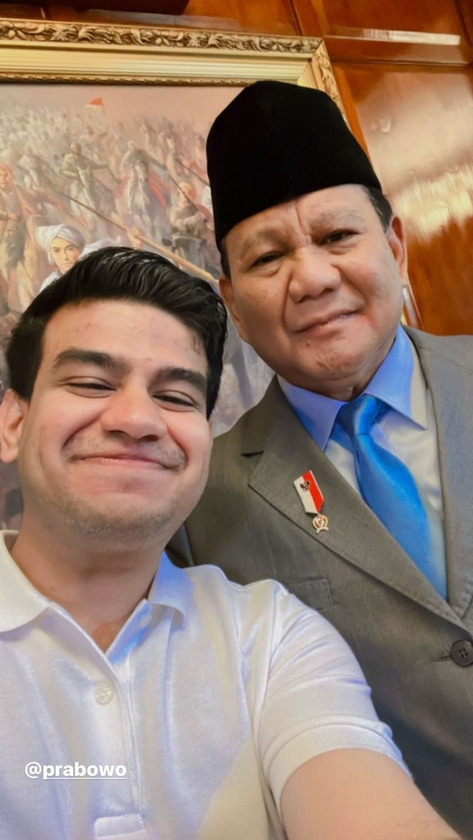 Fadil Jaidi tampil rapi dengan kemeja putih dan rambut yang disisir klimis.