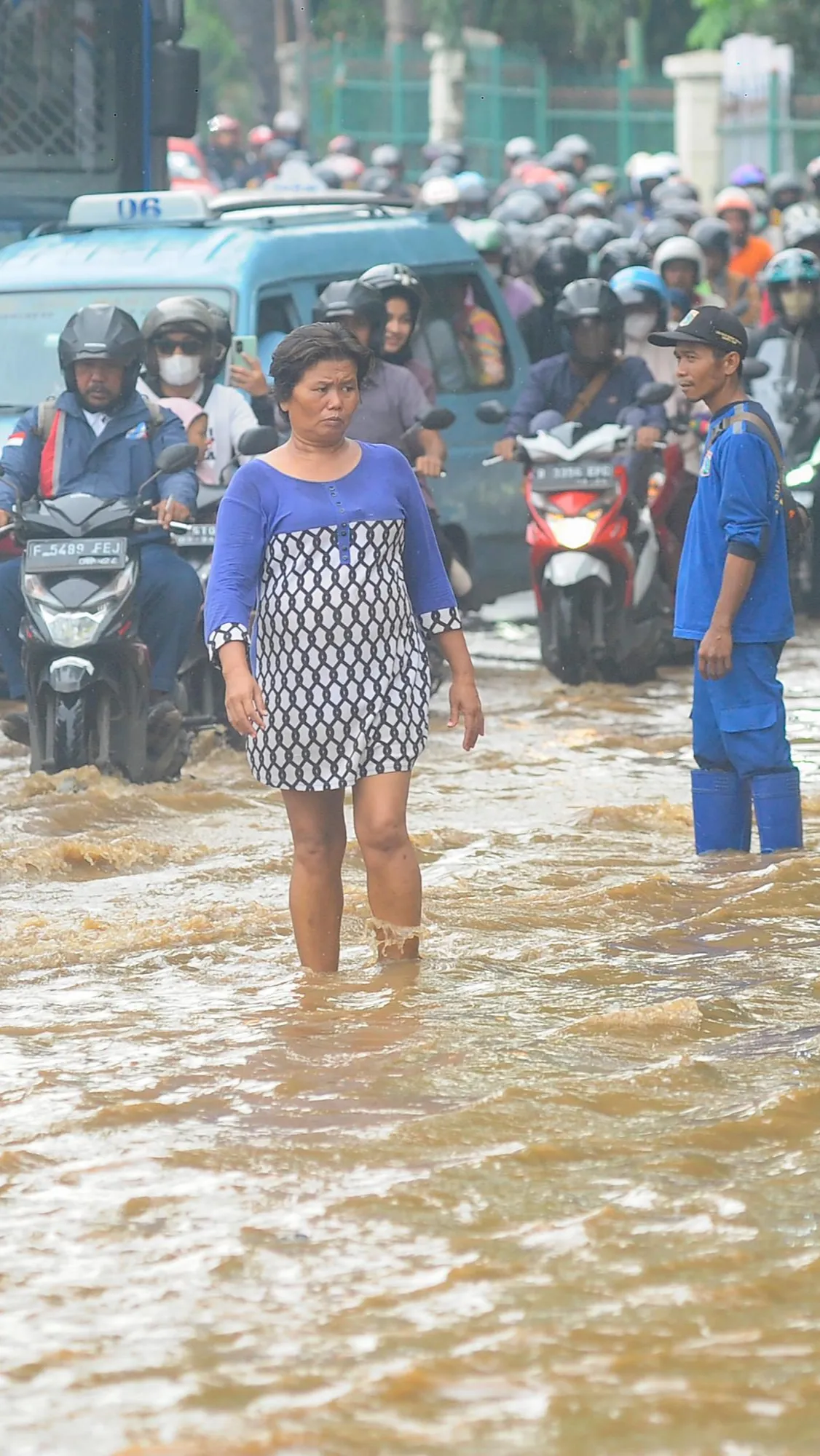 FOTO: Luapan Air Kali Baru Di Depan Pasar Induk Kramat Jati Banjiri ...