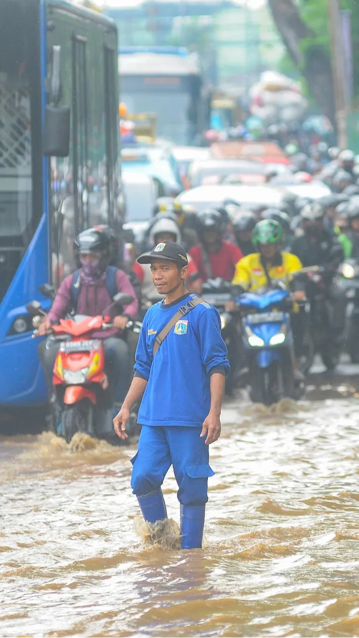 FOTO: Luapan Air Kali Baru Di Depan Pasar Induk Kramat Jati Banjiri ...