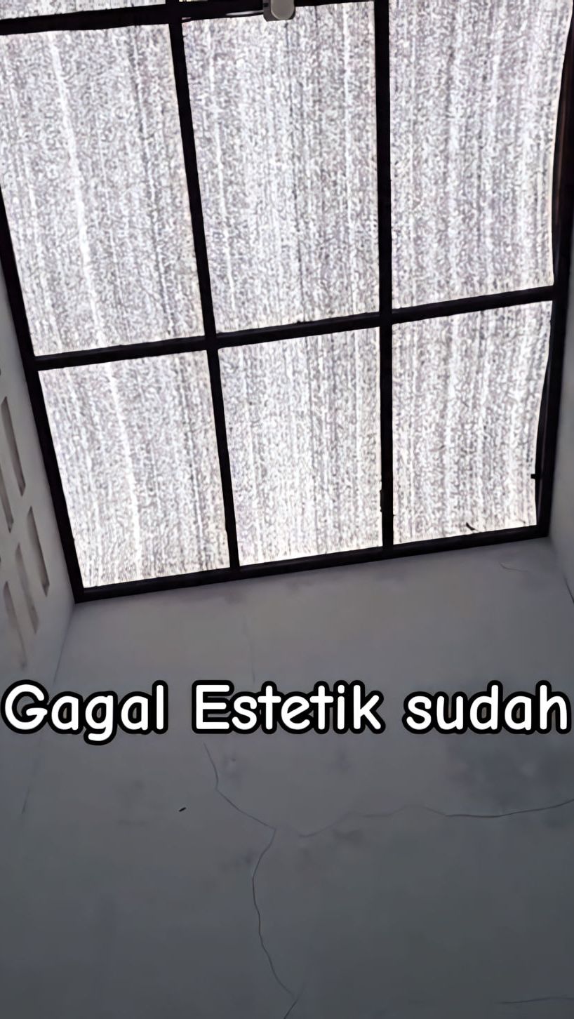 Kini, untuk mengurangi panas Matahari, Indah sudah memasang paranet di bawah atap transparan tersebut.