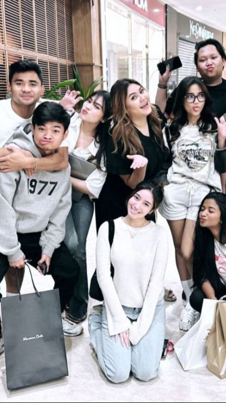 Pasalnya, Fuji dan Asnawi tampak berjauh-jauhan saat berfoto bersama.