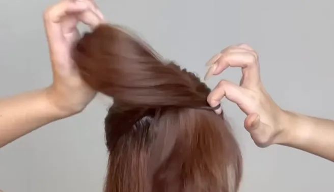 2. Ikat Setengah Bagian Rambut