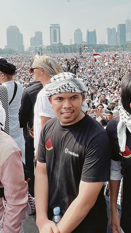 Thariq Halilintar yang hadir dengan Aaliyah Massaid tampak kembar dengan kaos hitam dan sorban di kepala.