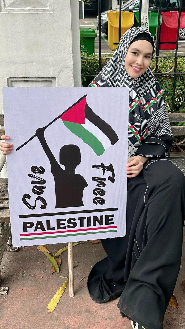 Kartika Putri ikut aksi dengan pakaian hitam dan jilbab senada dengan bendera Palestina.