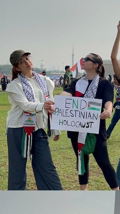 Rebbeca Klopper tampak mengenakan syal dan topi saat ikut aksi bela Palestina.