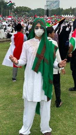 Al Ghazali tampak gagah menggunakan baju koko putih dengan sorban hijaunya.