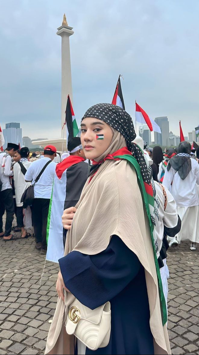 Clara Shinta tampak begitu sempurna dengan atribut serba Palestina.