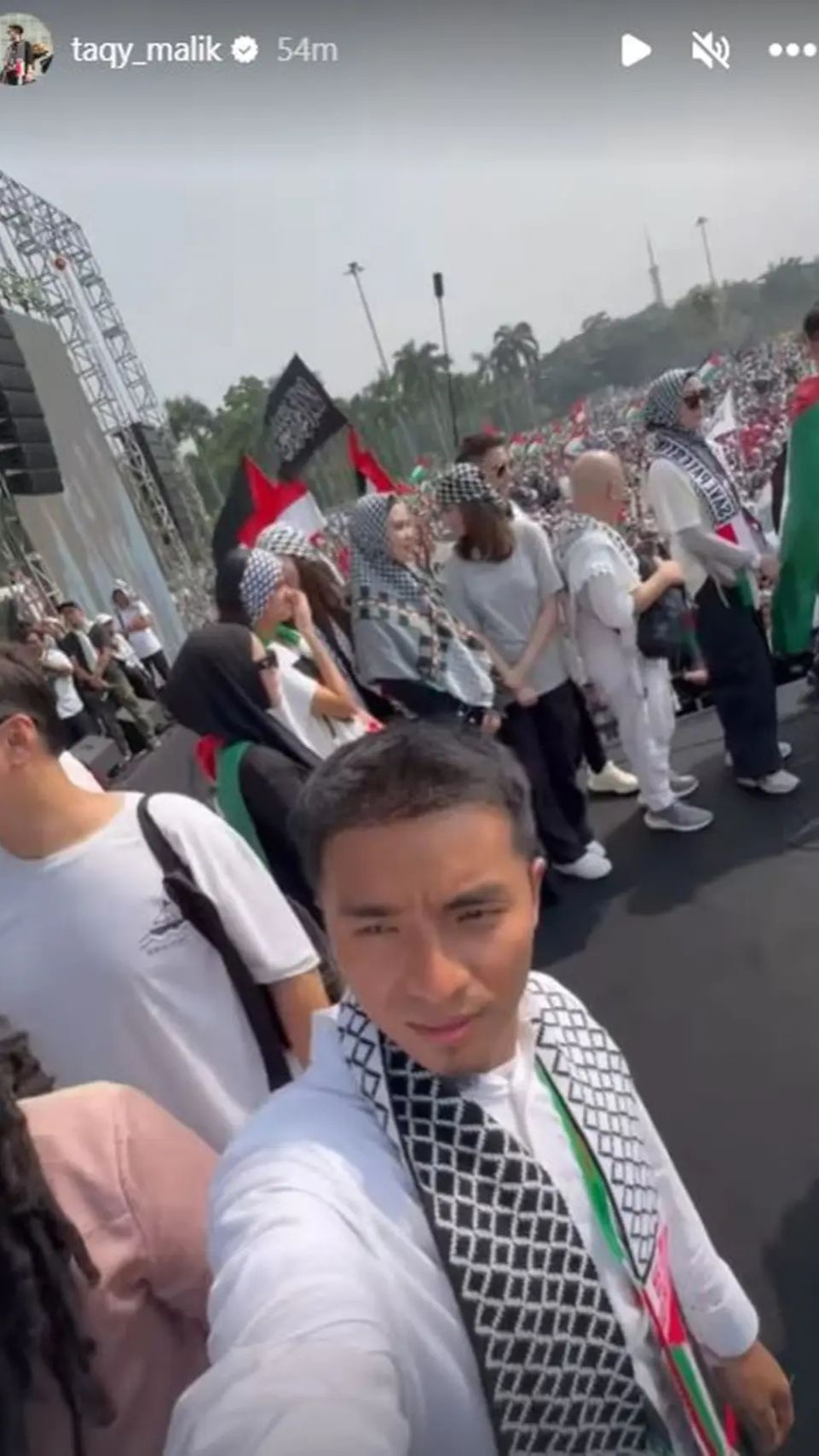 Taqy Malik juga hadir dalam aksi bela Palestina. Ia mengenakan kemeja putih dengan sorban khas Palestina.