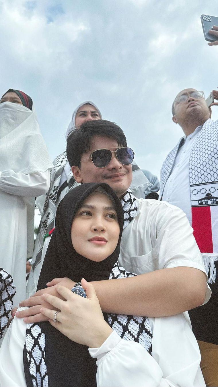 Alvin Faiz dan Henny rahman juga ikut aksi nih! Mereka pakai baju yang senada.