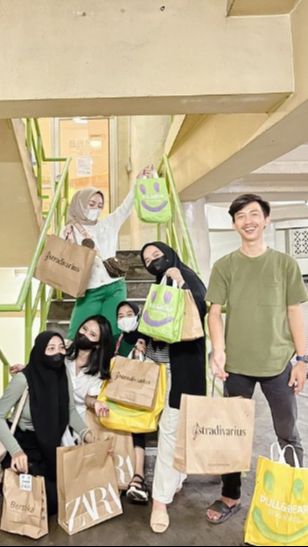 Fuja diduga sering membelanjakan teman-temannya di sebuah pusat perbelanjaan.