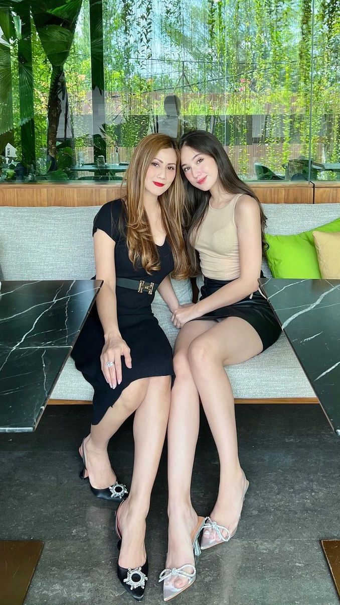 Jarang terekspos. Laura Moane kerap membagikan momen kebersamaan dengan sang ibunda.