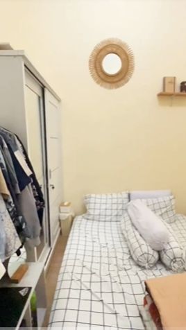 Nah, ini kamar tidurnya. Lumayan luas bukan? Di dalam kamar ini terdapat kasur, lemari dan beberapa pajangan dinding.
