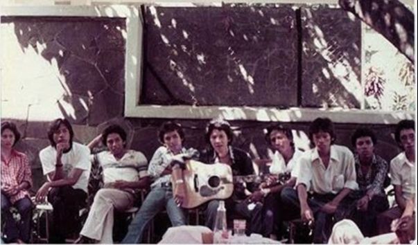 1. Potret mahasiswa Filsafat UI sedang main gitar bersama di kampus
