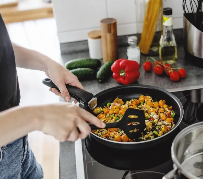 Tips Membersihkan Alat Masak Antilengket agar Tetap Awet