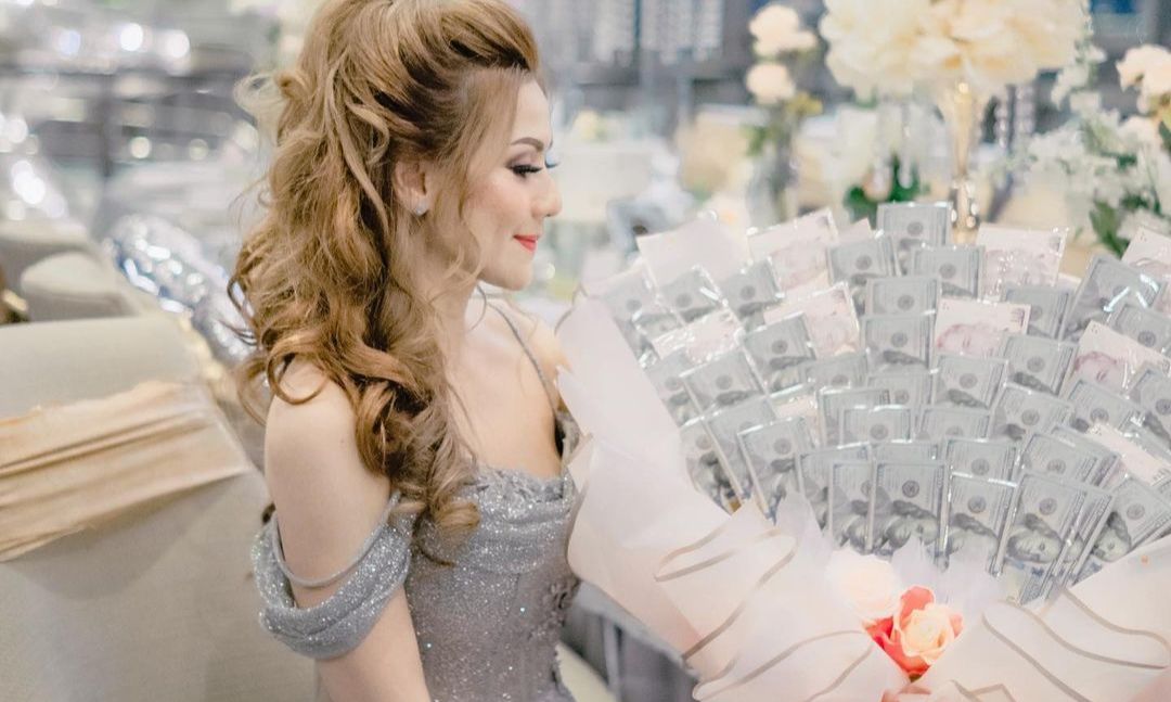Deretan Potret Cantik Citra Kristinna, Ibu Laura Moane Rayakan Ulang Tahun Pakai Dress Abu-Abu Mewah